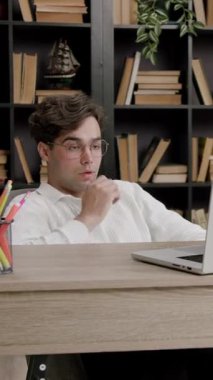 Yorgun genç adam çok öğrenmekten ve çalışmaktan yorulmaktan esniyor. Bilgisayarın önündeki çocuk uzaktan derslere katılıyor ve sıkılmış ve uykulu. Öğrenci konsepti