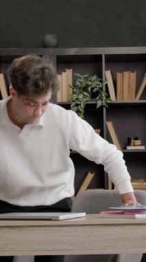 Genç bir uzman gelir ve bir ofis masasına oturur. Çok çalışmak için iyi bir ruh hali içindedir. Bilgisayar gözlüklü çocuk yeni bir gün için iş yerini hazırlıyor.