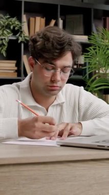 Genç ve yakışıklı bir adam ofisteki uluslararası bir iş konferansına katılıyor. Yem iş ve meslek için dizüstü bilgisayarda çevrimiçi kurslar ve nitelikler yapar