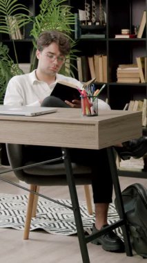 Modern öğrenci üniversitedeki dersler arasında boş zamanlarında modern bir kütüphanede kitap okur. Genç çocuk boş zamanını kelime hazinesini ve bilgisini okuyarak etkin bir şekilde zenginleştirir.