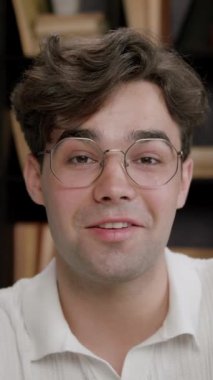 Koruyucu gözlüklü yakışıklı çocuk kameraya bakıyor. Kameraya odaklanmış genç adam elleriyle işaret ederek fikrini, görüşünü, projesini sunuyor.