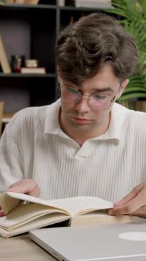 Öğrenci çocuk çalışmalara daldı, ödevlerini yaptı, üniversiteye kabul için hazırlandı, masada oturdu, online öğrenim için dizüstü bilgisayarını kullandı, yeni bilgiler edindi, İngilizce becerilerini geliştirdi..