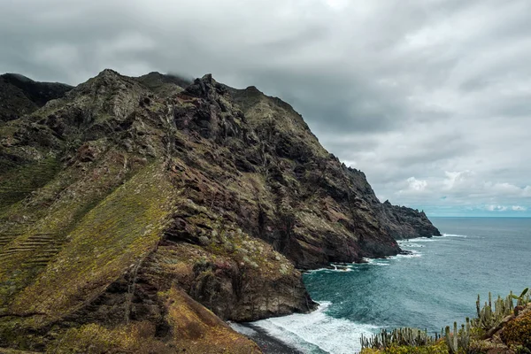 Berg vid havet i Anaga Country Park — Stockfoto