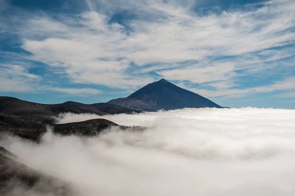 Mare di nuvole con il vulcano Teide sullo sfondo — Foto Stock