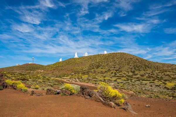 Osservatorio Astronomico Teide che emerge da dietro una collina — Foto Stock