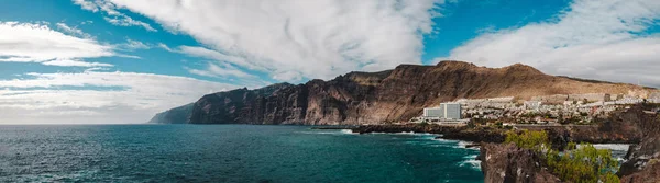 Arka planda kayalıkları ile Puerto Santiago panoramik görünümü