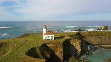 Cape Arago Deniz Feneri, Shore Acres Eyalet Parkı 'nda daireler çiziyor.