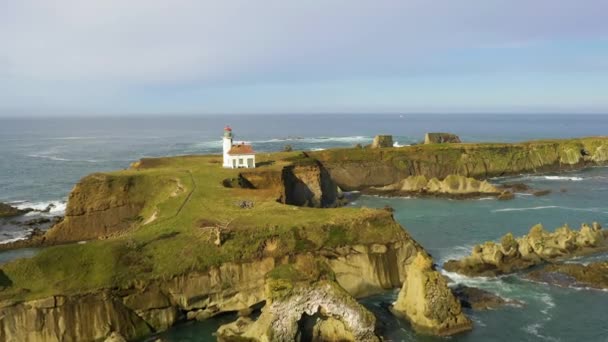 Letectvo majáku Cape Arago, pomalý přílet dronu — Stock video