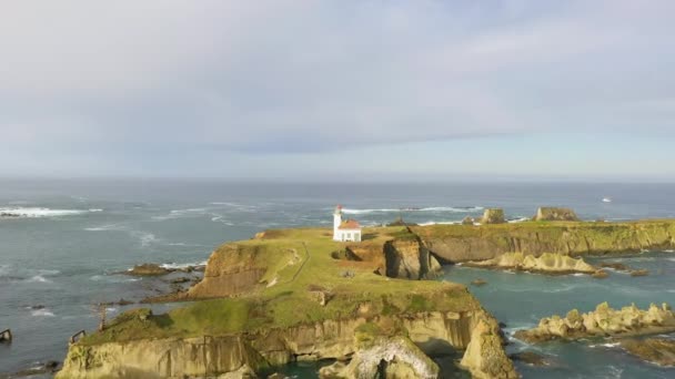 Drönare flyger över Cape Arago fyr nära Coos Bay, Oregon — Stockvideo