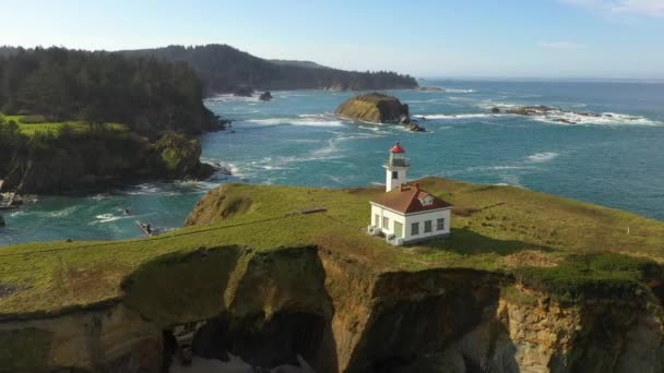 Dron lecący w kierunku latarni morskiej w Charleston, Oregon — Wideo stockowe