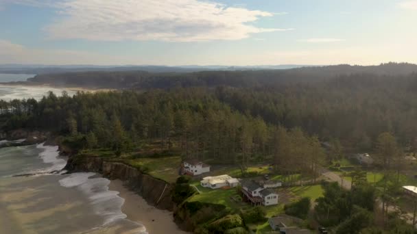 Teure Häuser in der Nähe von Charleston, Oregon überfliegen — Stockvideo