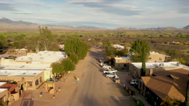 Eklektische Geschäfte, Autos und grüne Bäume entlang der Wüstenstraße in Tubac, Arizona — Stockvideo