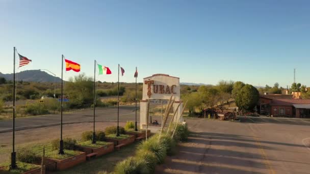町への入り口にタバック・アリゾナの看板 — ストック動画