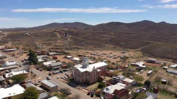 Drohne kreist um altes Gerichtsgebäude in Tombstone, Arizona — Stockvideo