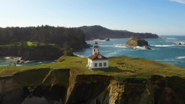 Rondcirkelen rond Cape Arago Lighthouse, Shore Acres State Park — Stockvideo