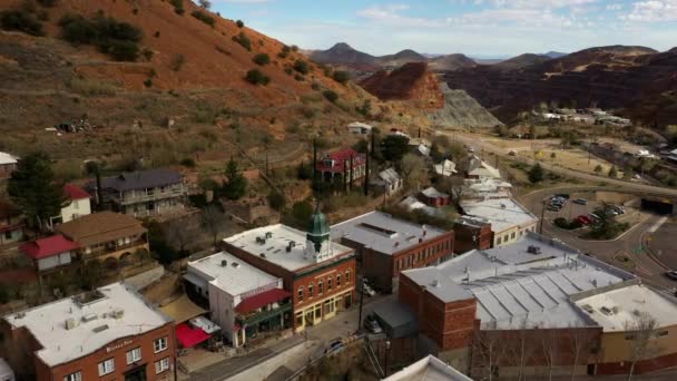 Voando sobre os edifícios antigos da cidade pacífica de Bisbee, no Arizona aéreo — Vídeo de Stock