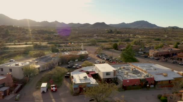 Dron krouží nad budovami v historické Tubacu v Arizoně — Stock video
