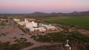 Tucson, Arizona 'daki San Xavier del Bac tarihi misyonu, güneş doğarken insansız hava aracı vuruldu.