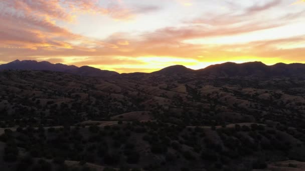 Magnífico lanzamiento de drones al atardecer de montañas en Sonoita, Arizona — Vídeos de Stock
