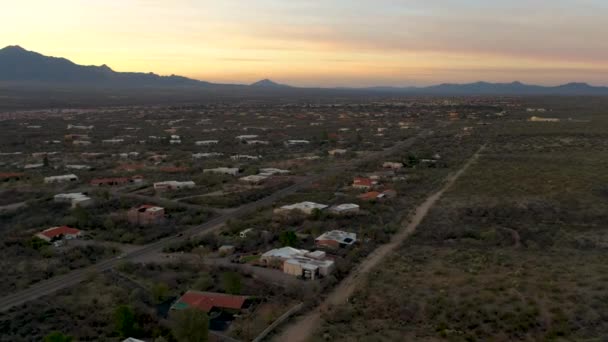 Aérea de Green Valley, Arizona y las montañas de Santa Rita — Vídeos de Stock