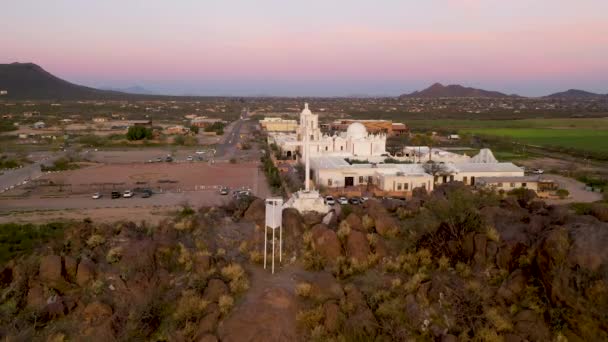 Белый крест выходит на миссию Сан Ксавье в Тусоне, Аризона. Беспилотник — стоковое видео