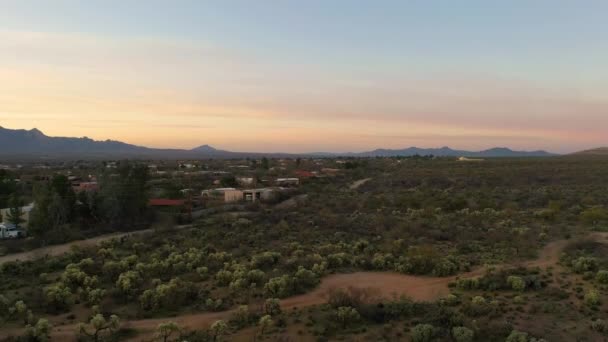 아리조나 주 그린 밸리 위로 솟아오르는 드론 — 비디오