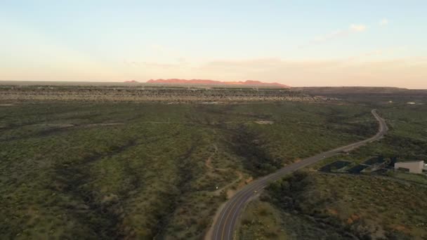 Létání směrem k dolům v Green Valley a Sahuarita, Arizona — Stock video