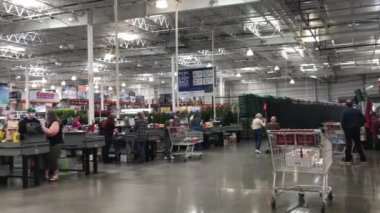 Coronavirus salgını sırasında insanlar Costco 'dan alışveriş yapıyor.