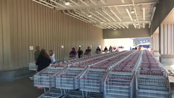 Distance sociale dans une Costco Grossiste pendant la pandémie de COVID — Video