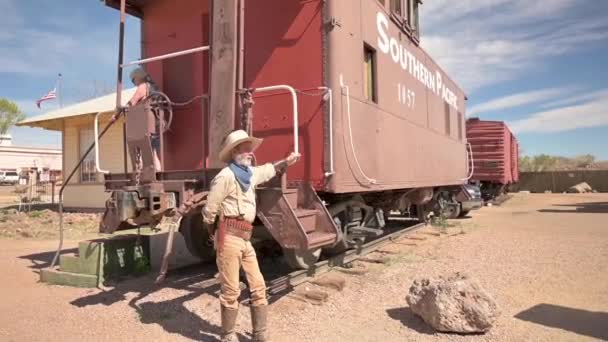 Cowboy acteur poseert met de trein in Tombstone, Arizona — Stockvideo