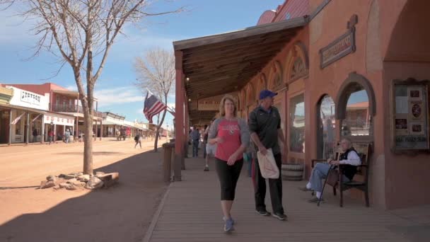 Turistas caminando en la histórica calle Allen en Tombstone, Arizona, cámara lenta — Vídeos de Stock