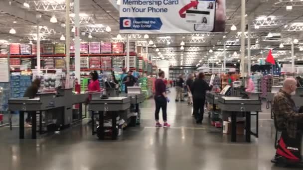 Les gens magasinent chez Costco pendant la pandémie de coronavirus, beaucoup mais pas tous portant des masques — Video