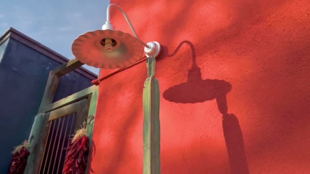 Πολύχρωμες είσοδοι στο Tucson με κάκτους και κόκκινα τσίλι — Αρχείο Βίντεο
