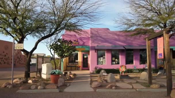 Lojas coloridas alinham a rua em Tubac, Arizona — Vídeo de Stock