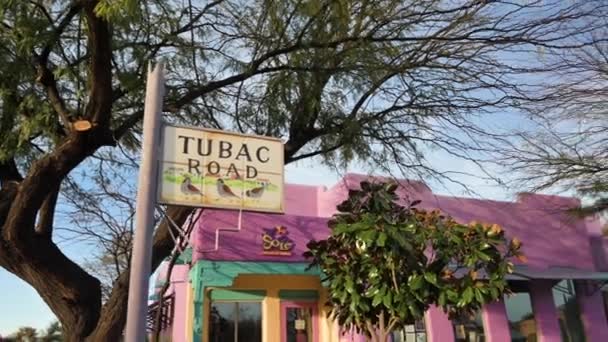 Bunte Geschäfte in Tubac, Arizona — Stockvideo