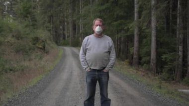 Koronavirüs salgını sırasında N95 maskesi takan adam.