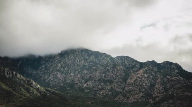 Tucson, Arizona 'daki dağların üzerindeki bulutların zamanı