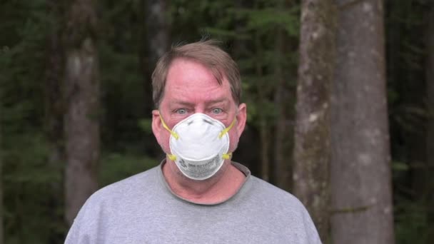 Uomo con maschera N95 all'aperto durante la pandemia di coronavirus — Video Stock