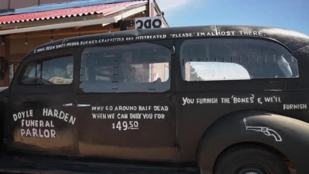 Un corbillard noir de style ancien exposé à Tombstone, Arizona — Video