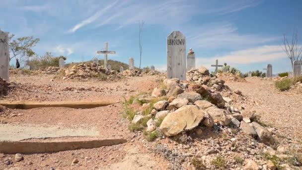 Turister tittar på gravstenar på Boothill kyrkogård i Tombstone, Arizona — Stockvideo