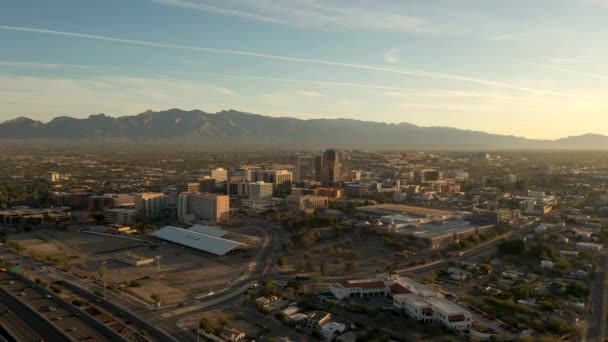 Tucson, Arizona amplia toma aérea con el tráfico en la carretera interestatal 10 — Vídeos de Stock