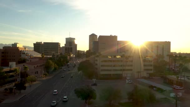 Tucson, Arizona, EUA Downtown Skyline e tráfego rodoviário ao pôr-do-sol — Vídeo de Stock