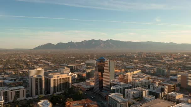 Aérea del centro de Tucson durante las horas del amanecer — Vídeos de Stock