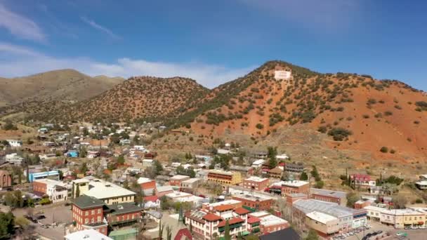 Drohnenflug über der Minenstadt Bisbee, Arizona — Stockvideo