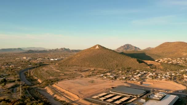 Létání nad krásnou krajinou Tucsonu směrem k hoře — Stock video