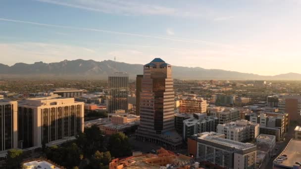 Drone dando vueltas alrededor de un edificio moderno de Tucson, Arizona, EE.UU. — Vídeos de Stock