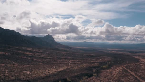 Paisaje alrededor de Madera Canyon en Arizona, aéreo — Vídeos de Stock