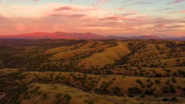 アリゾナ州ソノイタの風景に沈む夕日の美しい燃えるような色-航空 — ストック動画