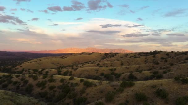 Krásná kopcovitá krajina Sonoita, Arizona, letecká — Stock video