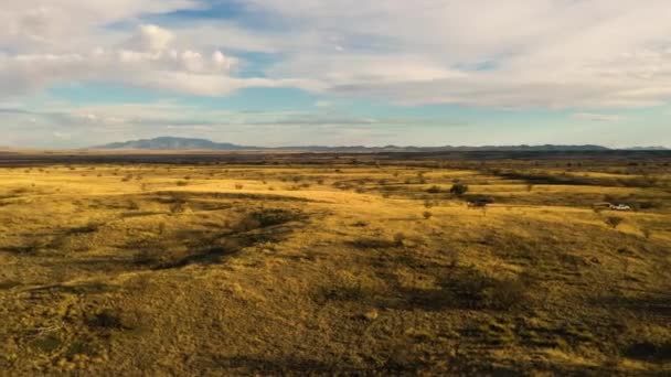 Zlatohnědé pastviny Sonoity v Arizoně, dronové pánve — Stock video